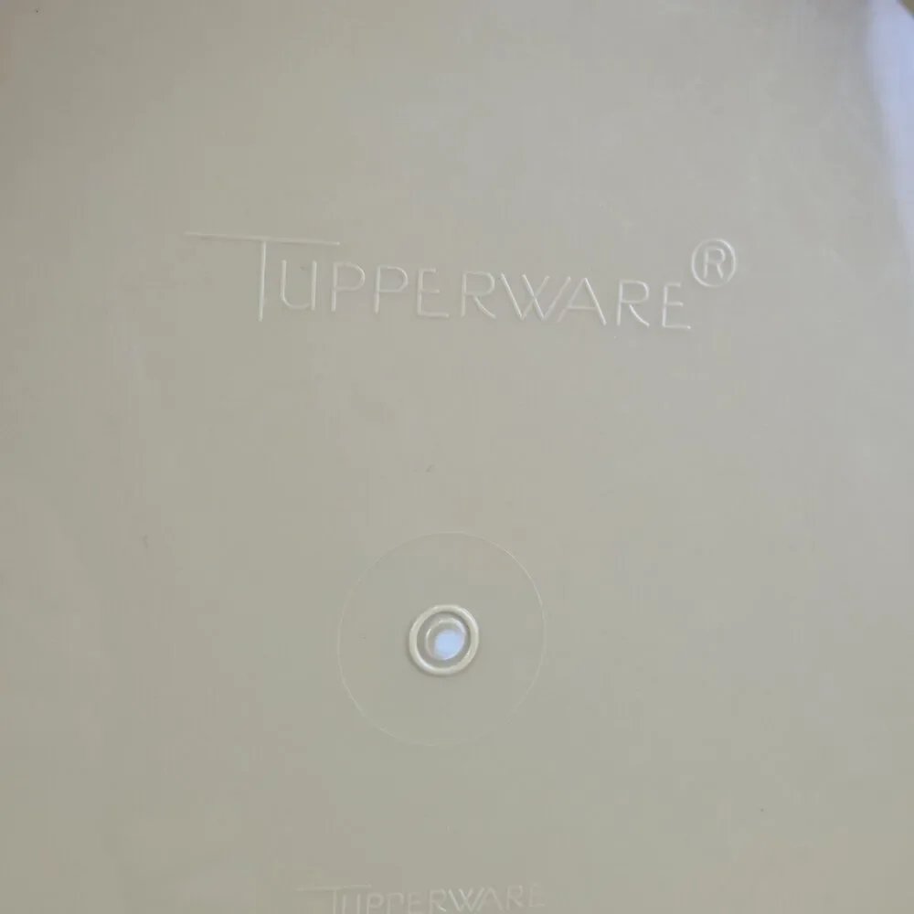 Tupperware Cream and Tan Cake Keeper